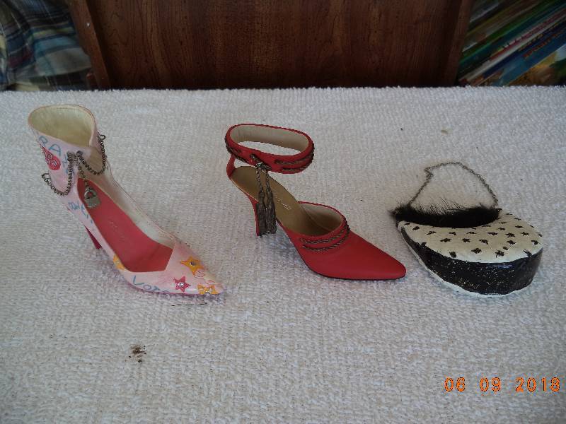 lot 1034 image: Just The Right Shoe Figurines  Lot of 3