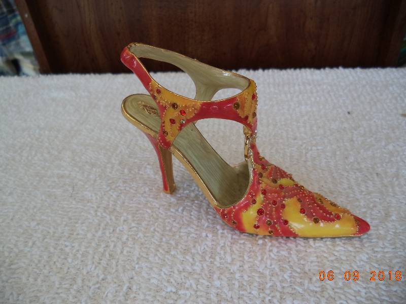 lot 1032 image: Just The Right Shoe Figurine  METAL #744