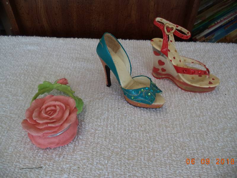 lot 1035 image: Just The Right Shoe Figurines  Lot of 3