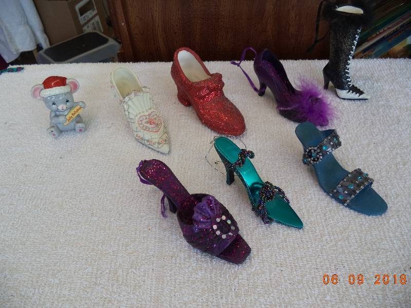 lot 1047 image: Small Figurine Lot- Lil Shoes and a Cute Mouse