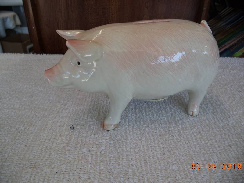 lot 1060 image: Ceramic Pig- Made in Japan   OTAGIRI
