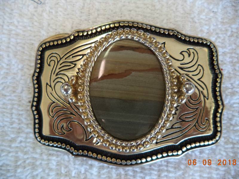 lot 1061 image: Western Style Belt Buckle With Unknown Stone