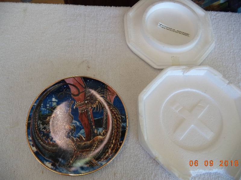 lot 1075 image: Royal Doulton Plate   The Dragonlands 
