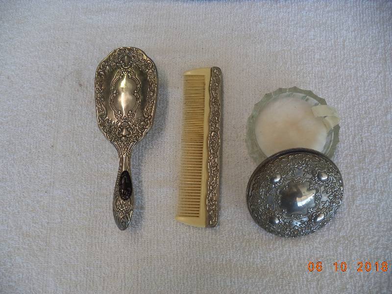 lot 1102 image: Vintage   Brush Comb Powder Box
