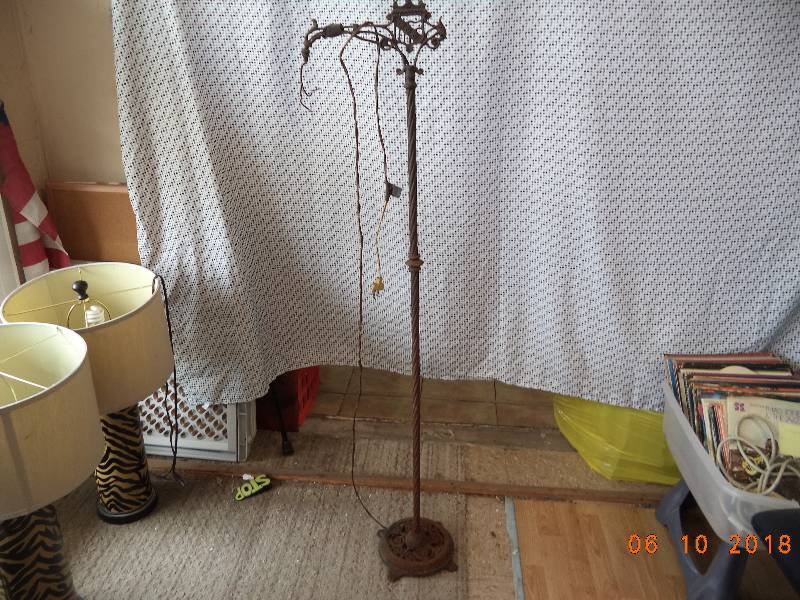 lot 1209 image: Cast Iron Light Stand- Lamp Hanger  Vintage