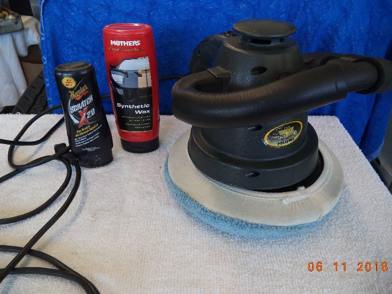 lot 1215 image: 10 Car Polisher With Extras