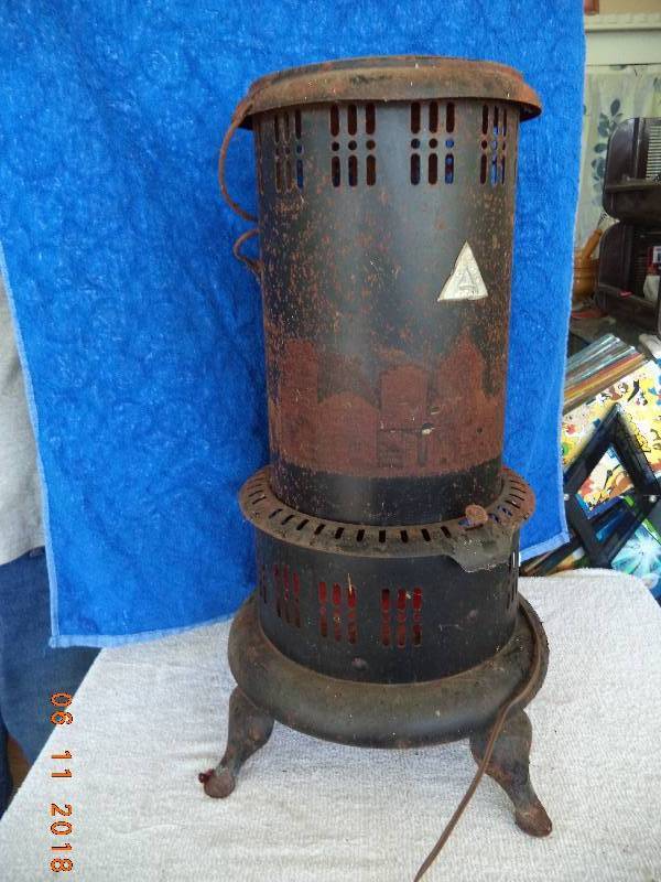 lot 1217 image: Cool Vintage Unique Electric Lamp- Check This One Out