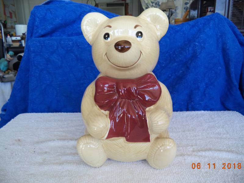 lot 1227 image: Metlox USA Ceramic Bear Cookie Jar