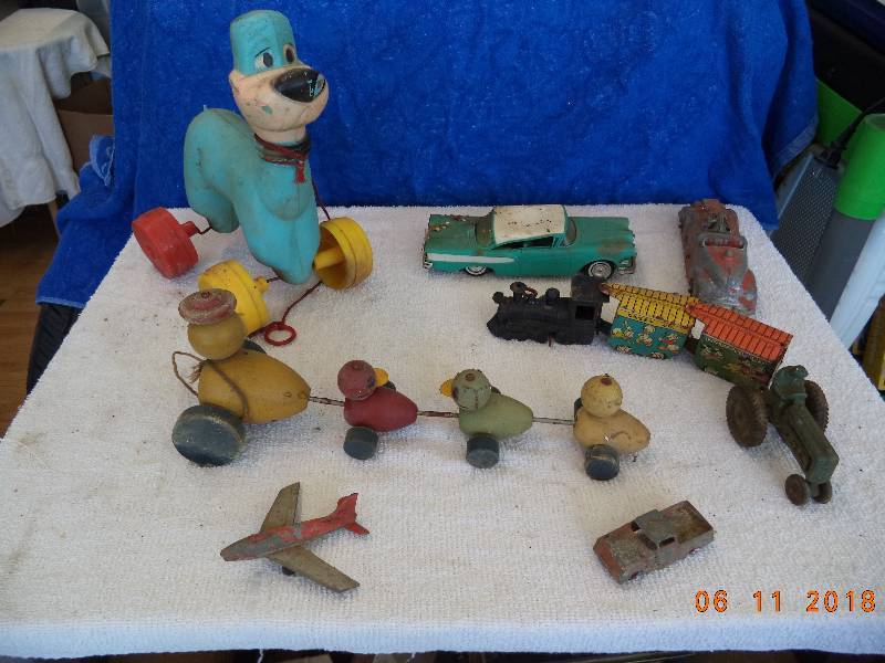 lot 1238 image: Lot of Vintage Toys- 50s-60s  estimated