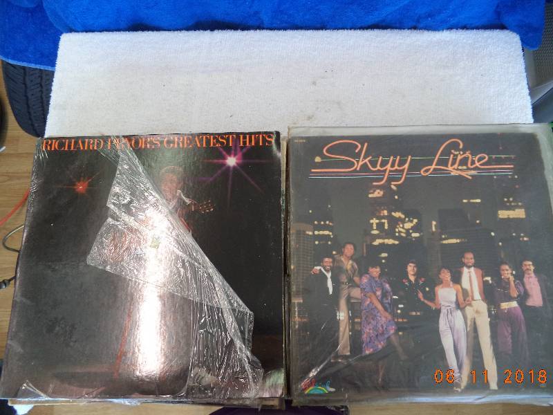 lot 2272 image: 33 Lp Record Lot   25 or more-  Lots of R&BSoul