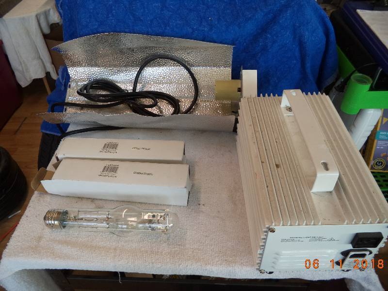 lot 2277 image: Grow Light    2 Bulbs and 1 Ballast
