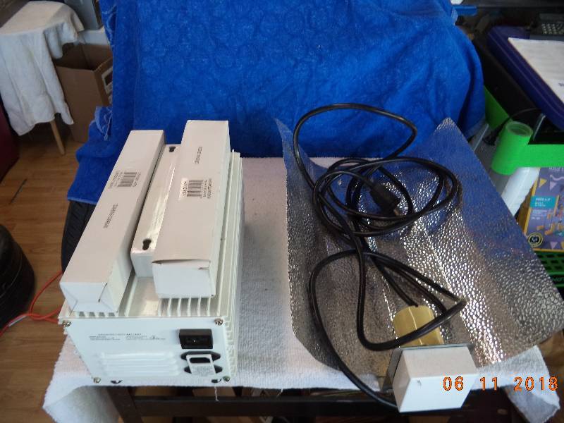 lot 2278 image: Grow Light    2 Bulbs and 1 Ballast