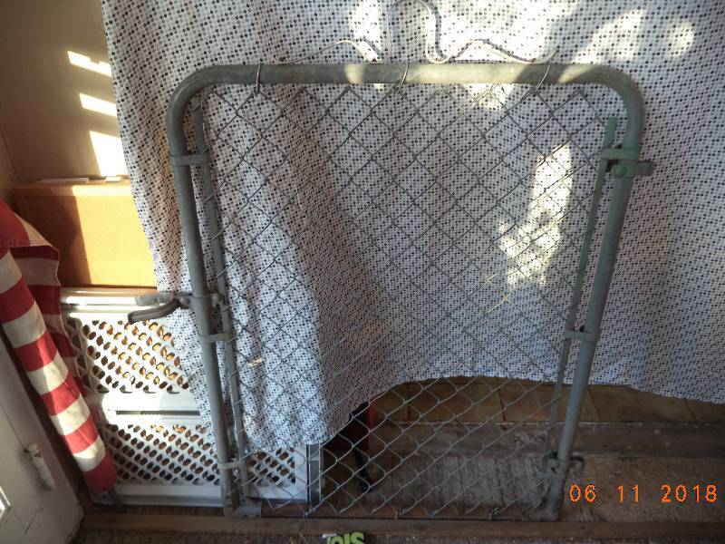 lot 2284 image: 4 Ft Metal Gate