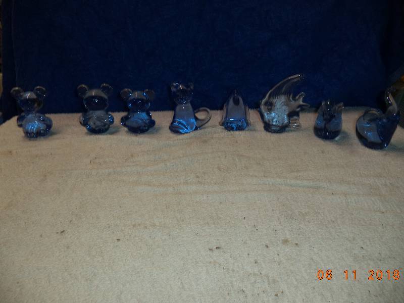 lot 2286 image: Lot of 8 Blue Glass Figurines