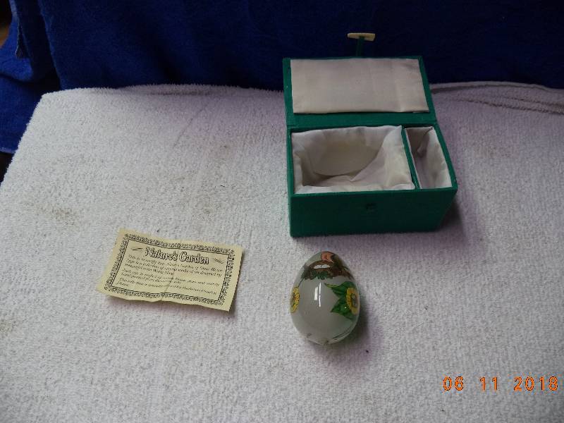 lot 2294 image: Blown Glass Egg With Handpainted Hummingbird- Wang Ming