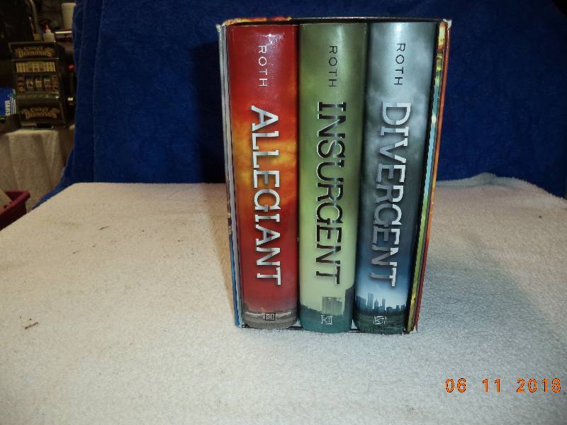 lot 2300 image: Veronica Roth 3 Book Set-  The Divergent Series