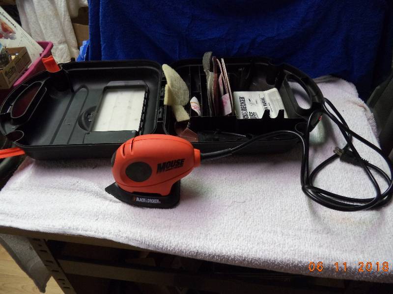 lot 2304 image: Black and Decker Mouse With Case