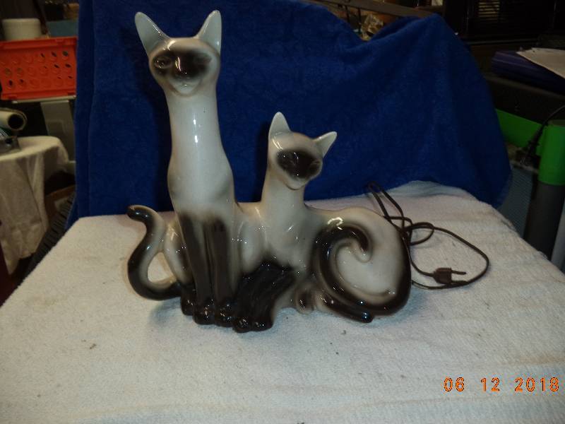 lot 2327 image: Vintage 1950s Siamese Cat Ceramic Table TV Side Lamp