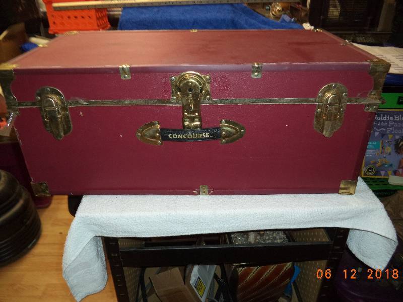 lot 5006 image: Trunk Footlocker
