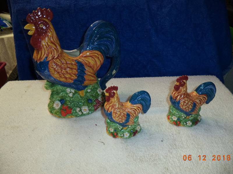 lot 5008 image: Rooster- Pepper and Salt- Napkin Holder- Country Themed Decor