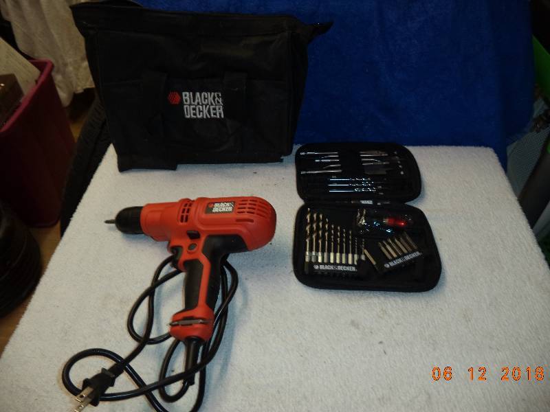 lot 5012 image: Black and Decker Drill Corded WExtras