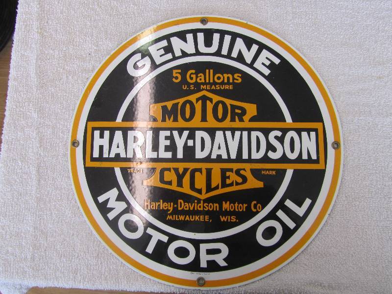 lot 548 image: 11 Round Harley Davidson Motor Oil Metal Sign