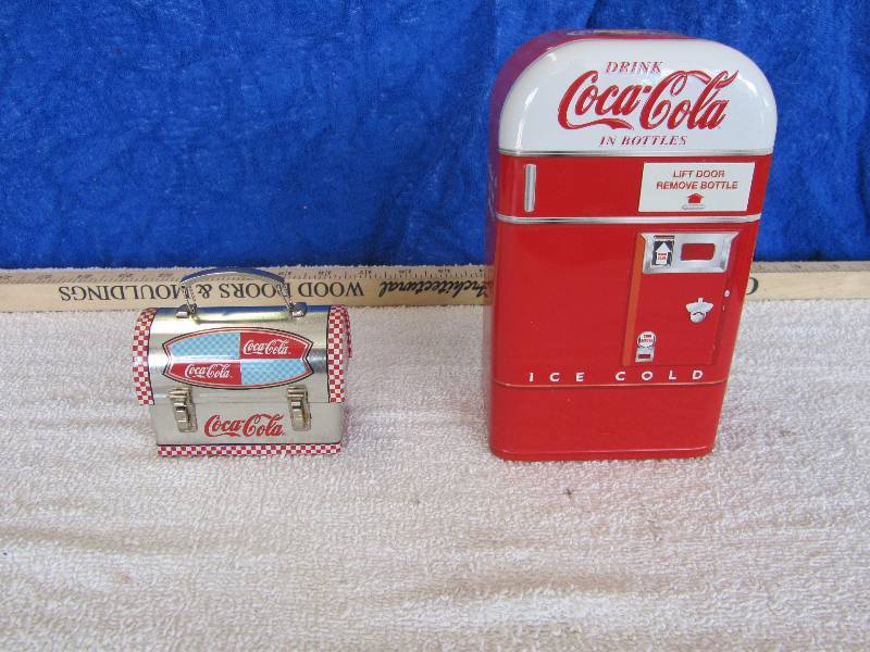 lot 561 image: Coca Cola Nesting  Metal Boxes- Shaped Like Old School Vending Machine