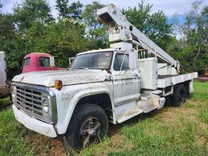 lot 3712 image: 1975  Vintage Truck-Mounted Hydraulic Boom Lift w Bucket