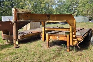 lot 3750 image: Flat Bed Equipment Trailer