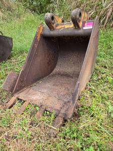 lot 19464 image: 24-inch  4-tooth Excavator Bucket