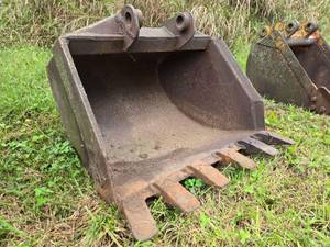 lot 19465 image: 36-inch  6-tooth Excavator Bucket