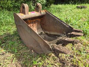 lot 19472 image: 24-inch 4-tooth Excavator Bucket