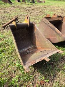 lot 19476 image: 24-inch 3-tooth Excavator Bucket