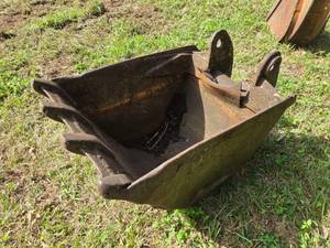 lot 19482 image: 23-inch  4-tooth Excavator Bucket