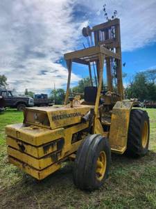 lot 3715 image: International 7000 Forklift with Vertical Mast and Chain Hoist