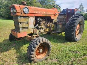 lot 3721 image: Massey Ferguson 1100 Diesel Farm Tractor w Loader