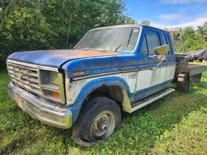 lot 3722 image: 1985  Ford F-250 Pickup Truck with Custom Flatbed