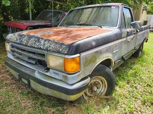 lot 3728 image: 1989  Ford F-250 Pickup Truck w Parts