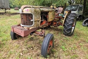 lot 3759 image: Case 300 Farm Tractor with Enclosed Cab