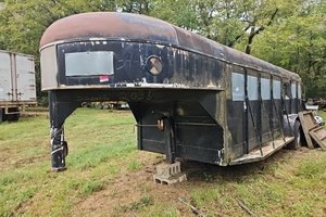 lot 3760 image: 1984  HMDE Livestock Trailer