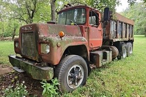 lot 3762 image: 1976 Mack Dump Truck w Hydraulic Bed