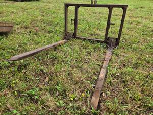 lot 13374 image: 3-point Hitch Bale Forks  50in