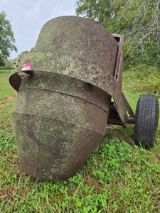 lot 13386 image: Portable Concrete Mixer w Pneumatic Tires