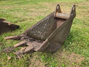 lot 19485 image: 16-inch 3-tooth Excavator Bucket