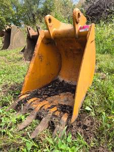lot 19487 image: 24-inch Excavator Bucket