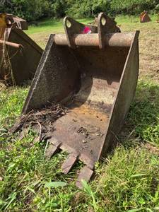 lot 19493 image: 30-inch  4-tooth Excavator Bucket