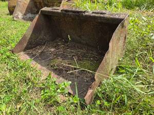 lot 19498 image: 34-inch Loader Bucket