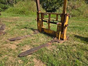 lot 20679 image: Wheel Loader Pallet Forks  (52 Hook Spread)