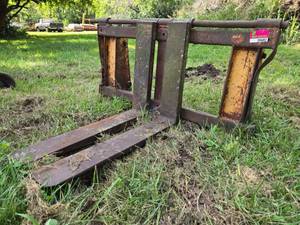 lot 20682 image: 32-Inch Wheel Loader Pallet Forks with IT Quick Coupler