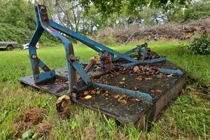 lot 20696 image: Ford 951 6 ft (72) 3-Point Hitch Rotary Cutter